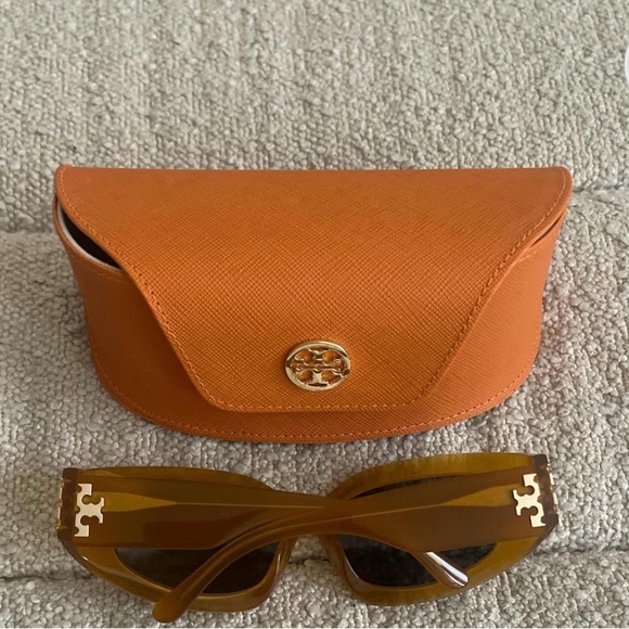 Tory Burch Eleanor Broken Logo Sunglasses - Picture 7 of 7